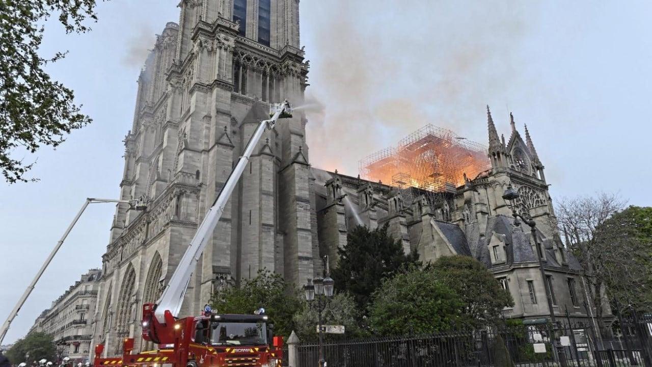 La bataille de Notre-Dame backdrop