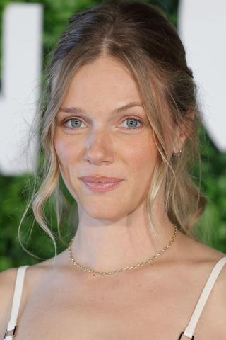 Tracy Spiridakos pic