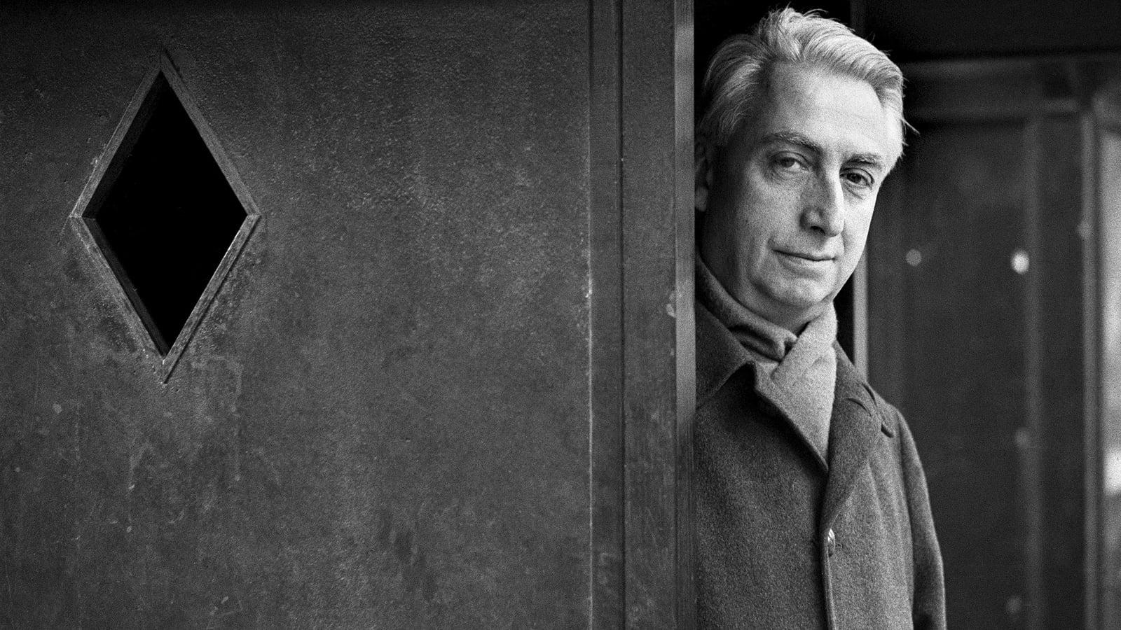 Roland Barthes, 1915-1980: Le théâtre du langage backdrop