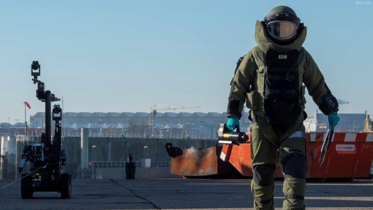 E.O.D.: Explosieven Opruimings Dienst backdrop