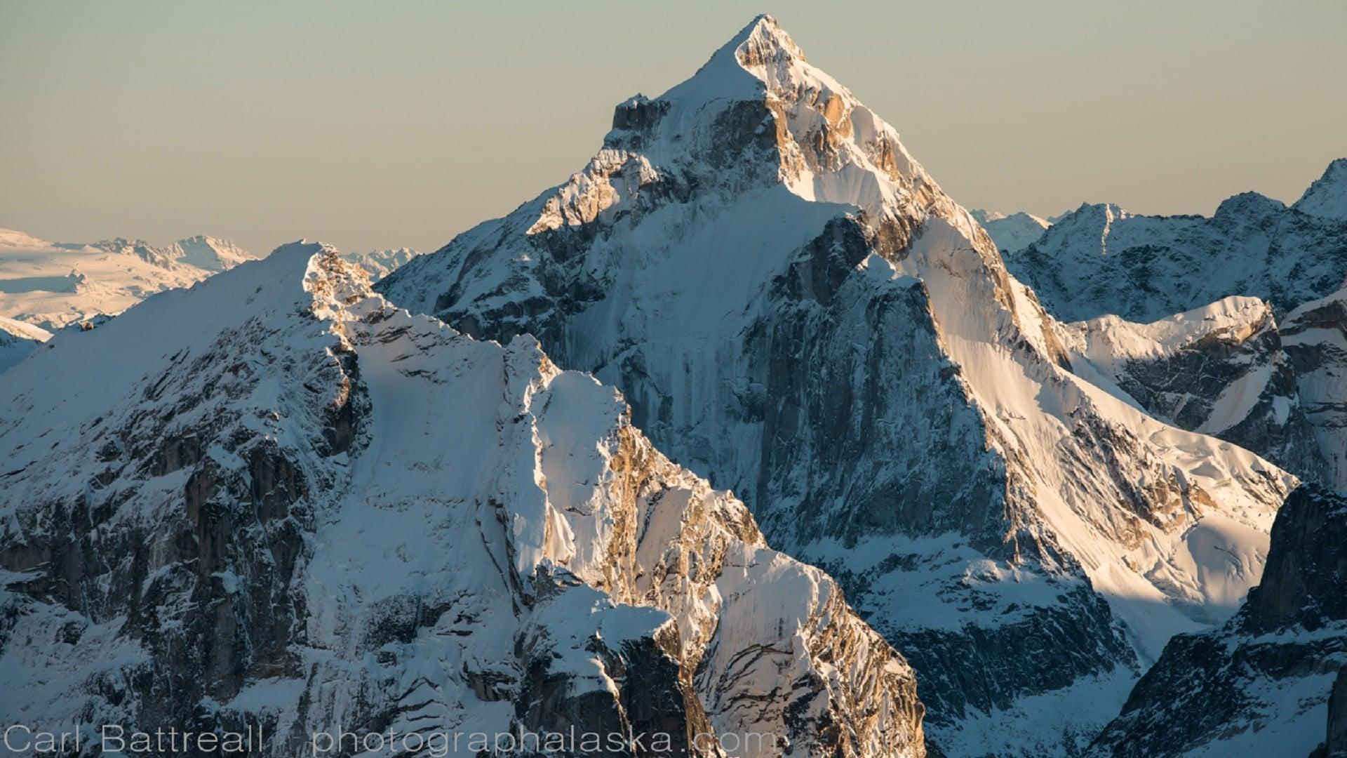 Le montagne non finiscono la backdrop