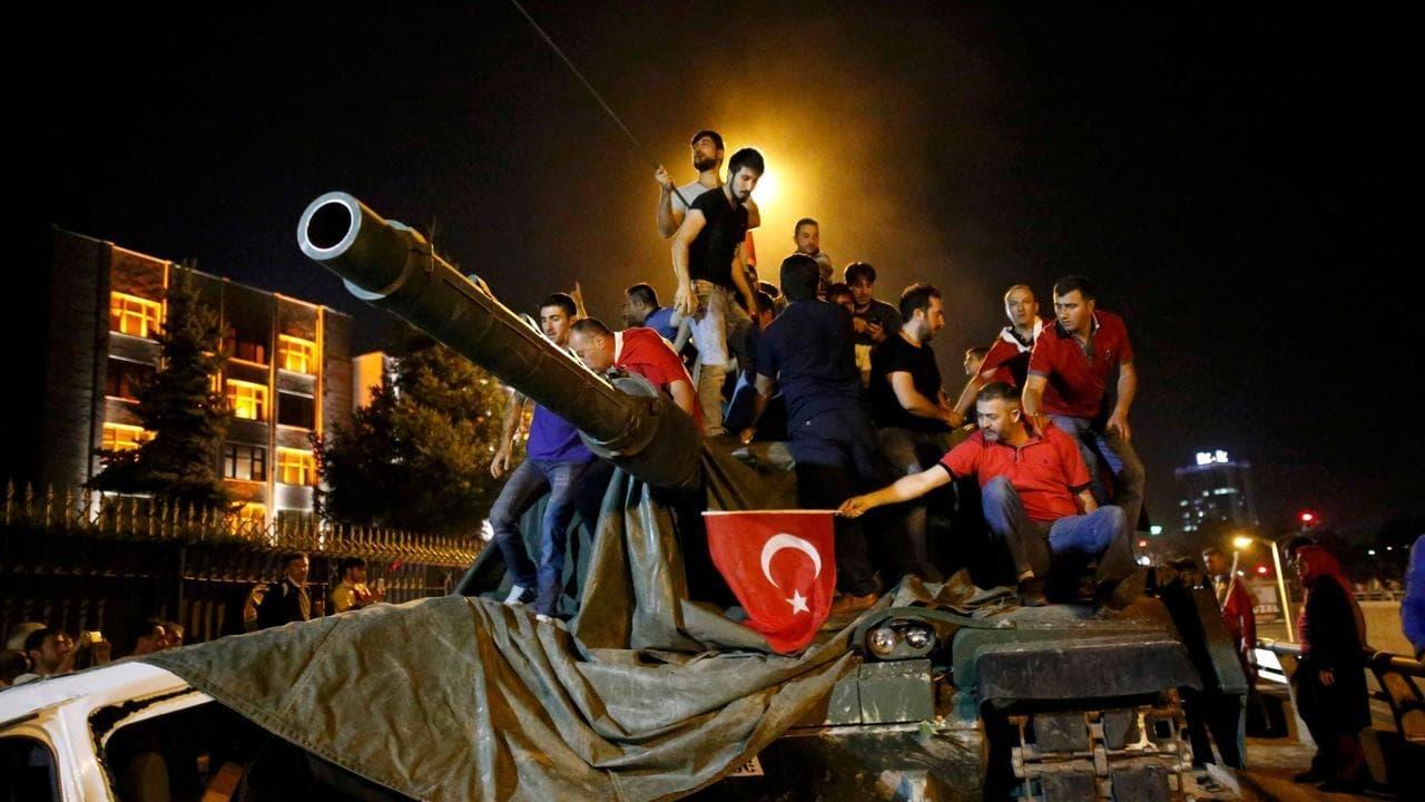 Kampf auf der Bosporus-Brücke - Die Türkei und der gescheiterte Putschversuch backdrop