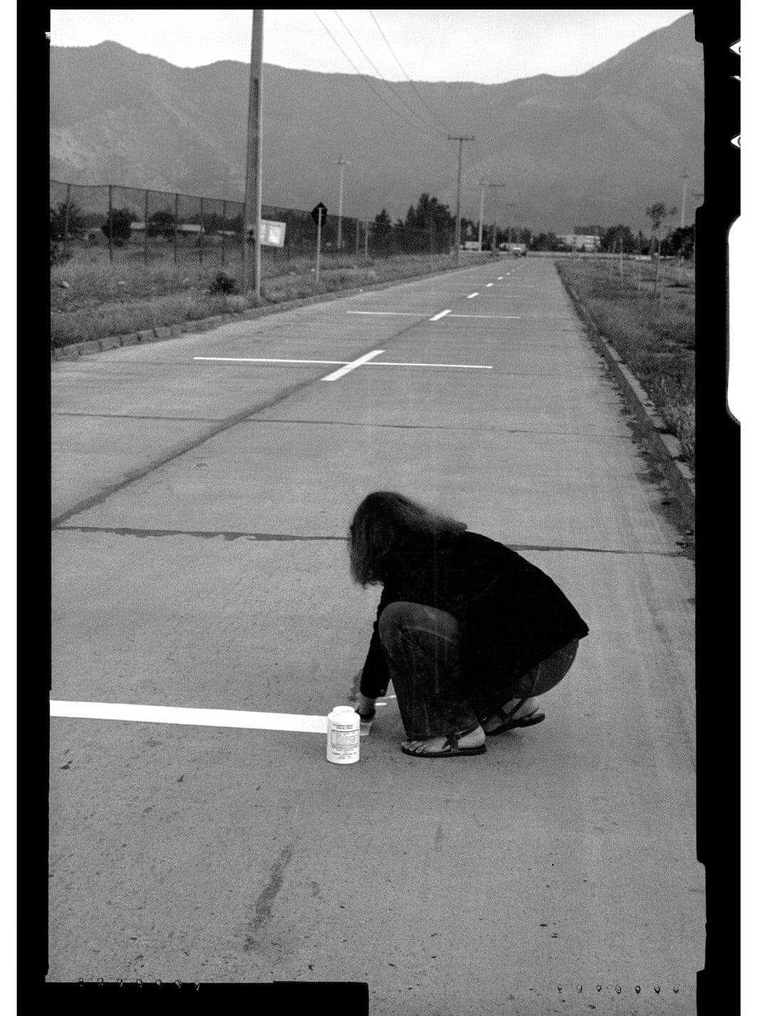 Una milla de cruces sobre el pavimento poster