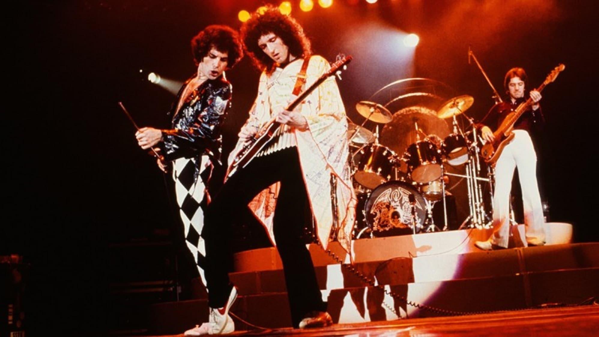 Queen: Rock the World backdrop