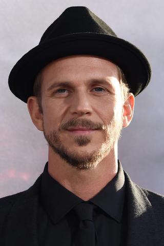 Gustaf Skarsgård pic