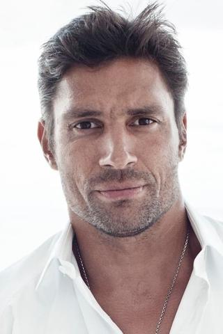 Manu Bennett pic