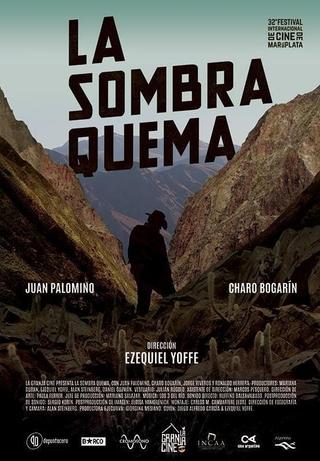 La sombra quema poster