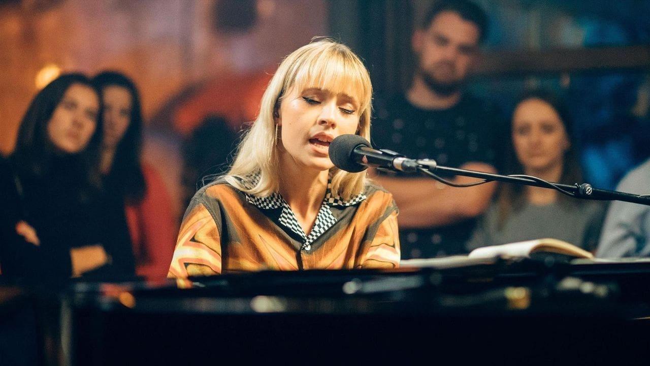 Angèle, seule au piano backdrop