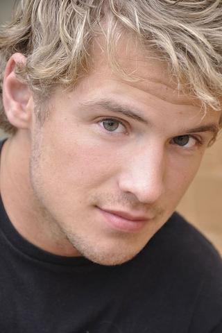 Freddie Stroma pic