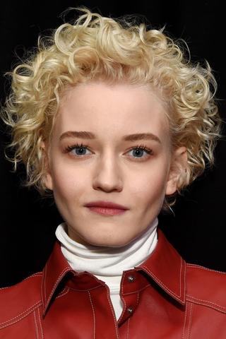 Julia Garner pic