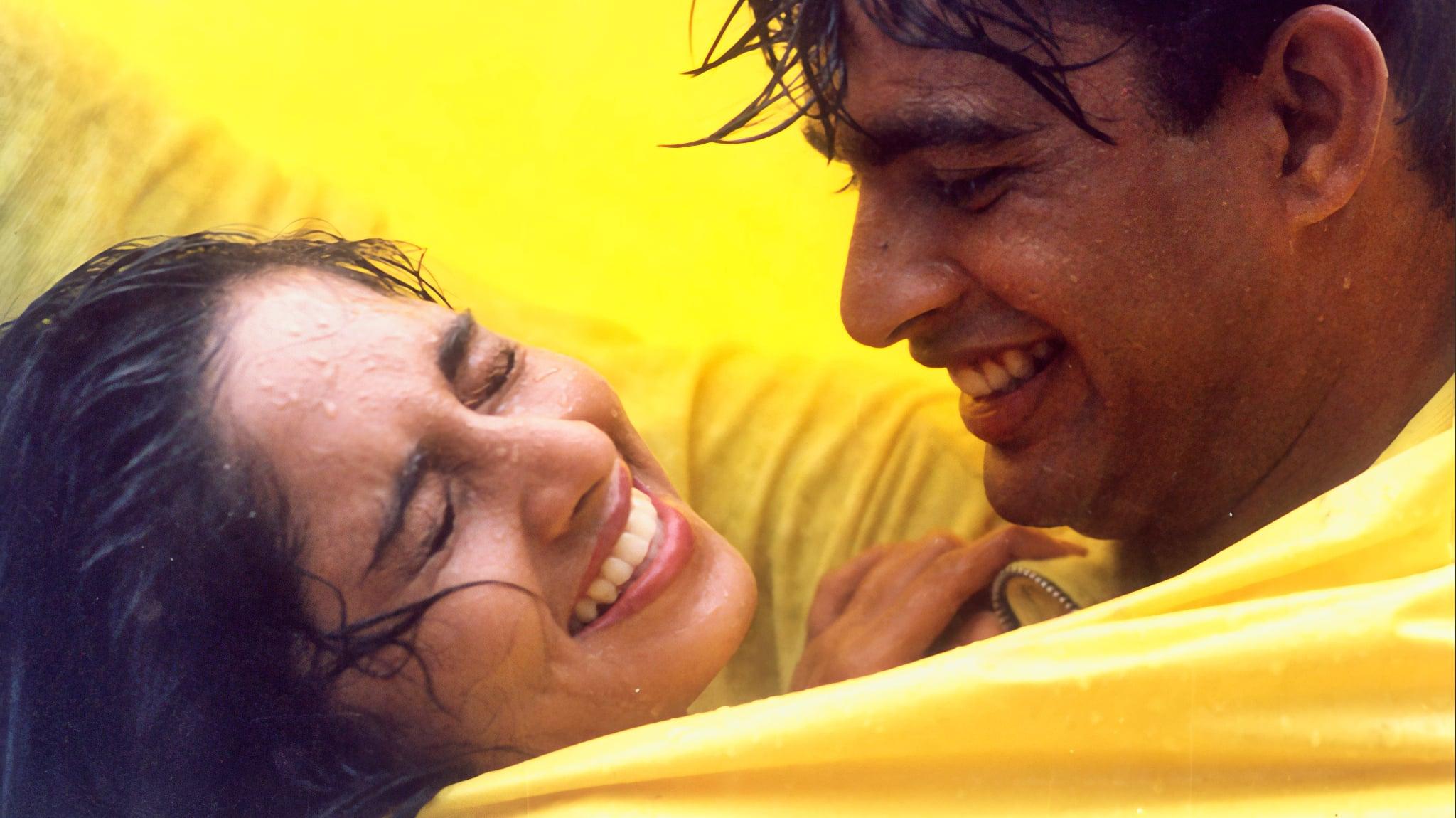 Alaipayuthey backdrop