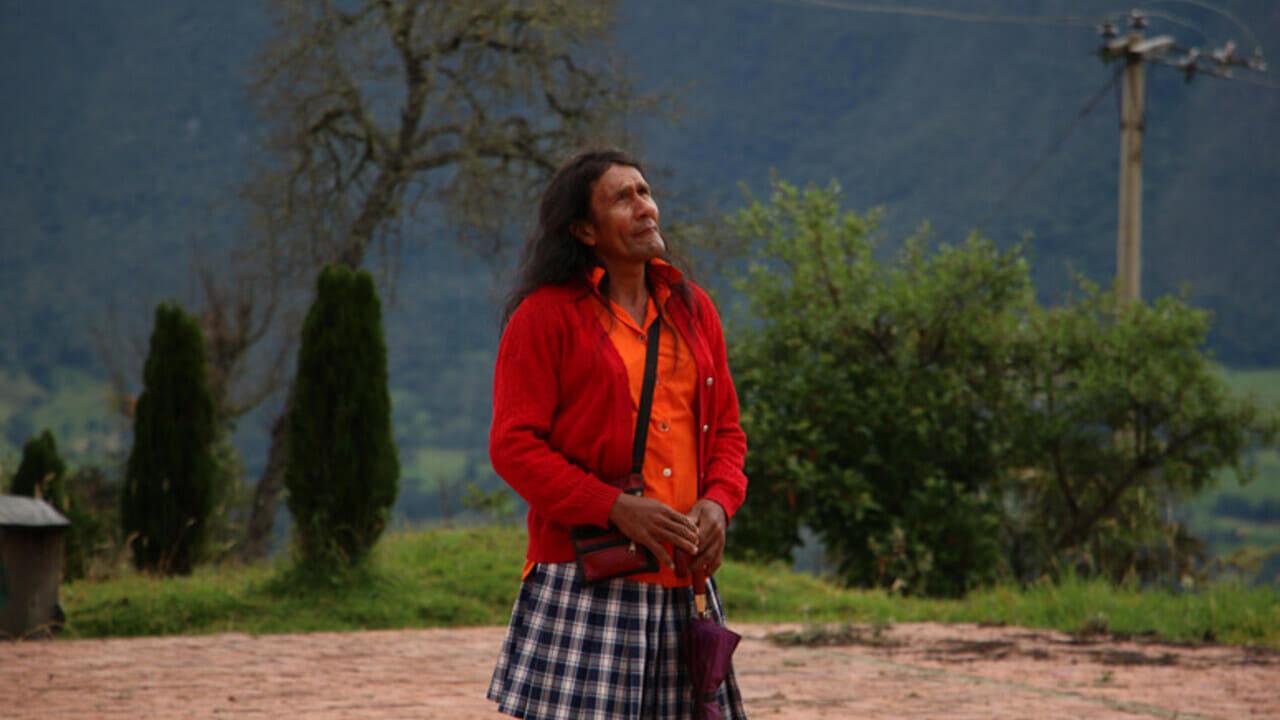 Miss María, Skirting the Mountain backdrop