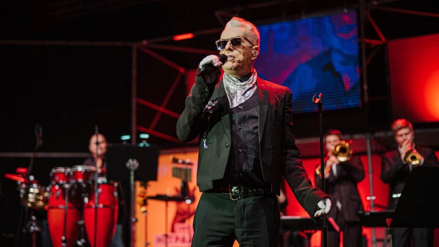 Holly Johnson mit der SWR1 Band beim Finale der SWR1 Hitparade 2019 backdrop