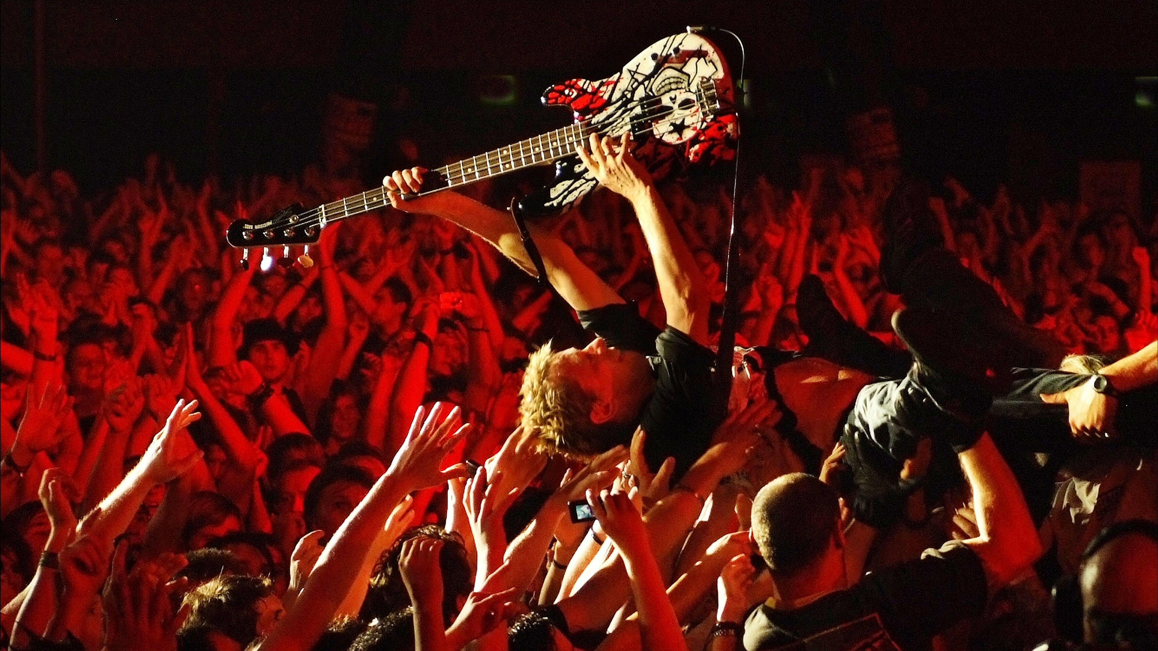 Die Toten Hosen: Machmalauter - Live in Berlin backdrop