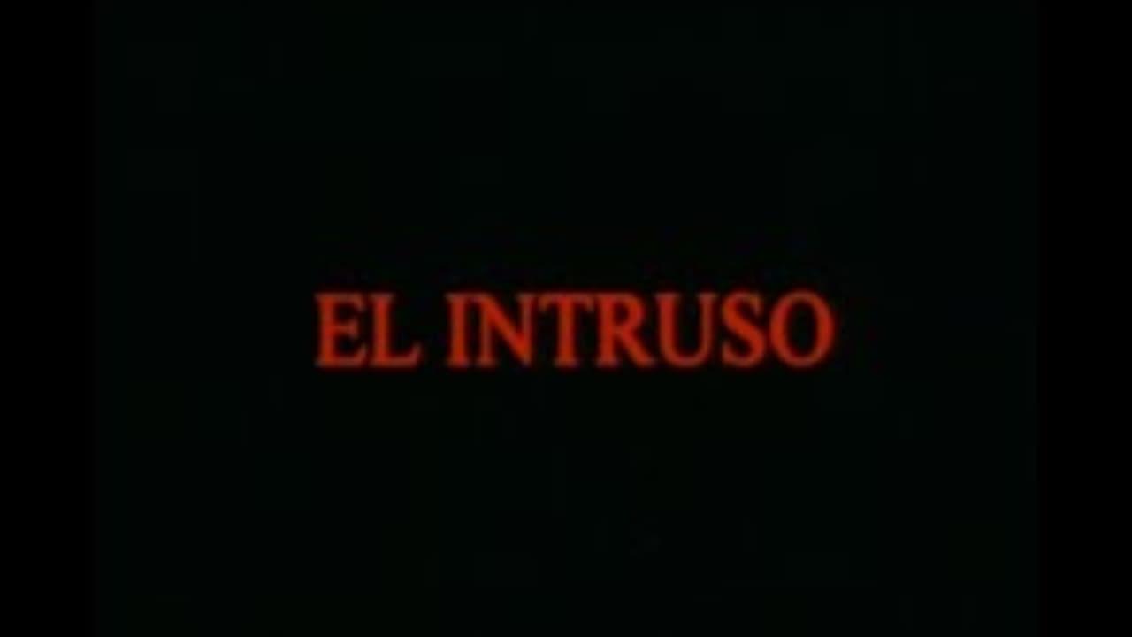 El Intruso backdrop