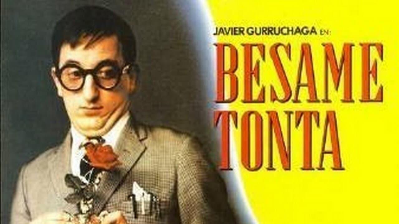 Bésame, tonta backdrop