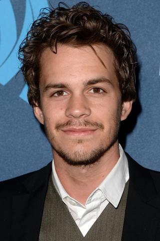 Johnny Simmons pic