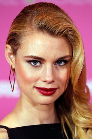 Lucy Fry pic
