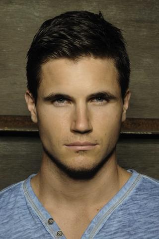 Robbie Amell pic