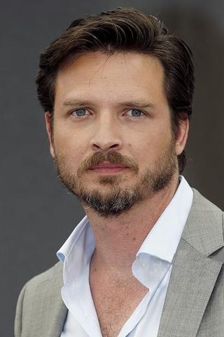 Aden Young pic